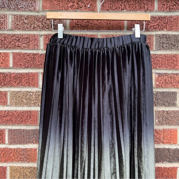 She + Sky Olive Green and Black Pleated Velvet Velour Midi Skirt - Picture 2 of 3